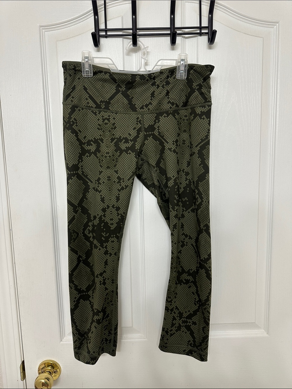 Green lululemon athletica crop leggings